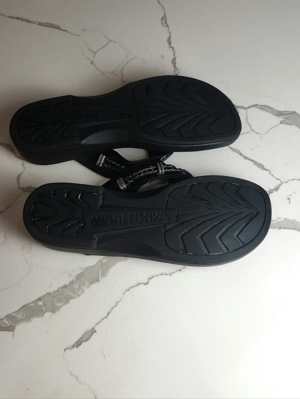 🖤 Minnetonka Silverthorne 360 Thong Sandals – Size 9